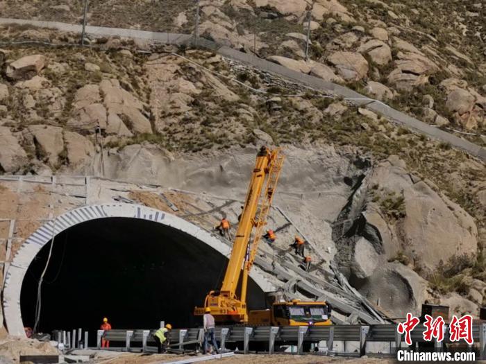 圖為9月8日，施工人員正在進(jìn)行收尾工程施工。施工方供圖