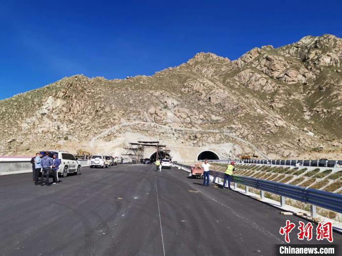 圖為9月8日，拉日公路拉薩段已初步具備通車(chē)條件。施工方供圖